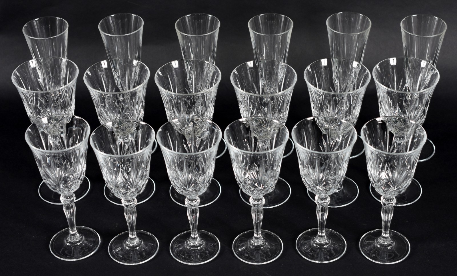 Serviço de taças de cristal lapidado composto de: 6 flutes para... - foto 3 de 3