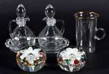 Diversas peças de vidro, sendo par de galhetas ... - Diversas peças de vidro, sendo par de galhetas com presentoir, 2 pesos de papel decorados com flores internas e  caneca com borda dourada.