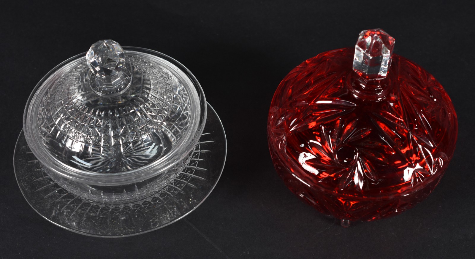 Duas compoteiras, sendo uma de cristal lapidado com presentoir e uma... - foto 2 de 4