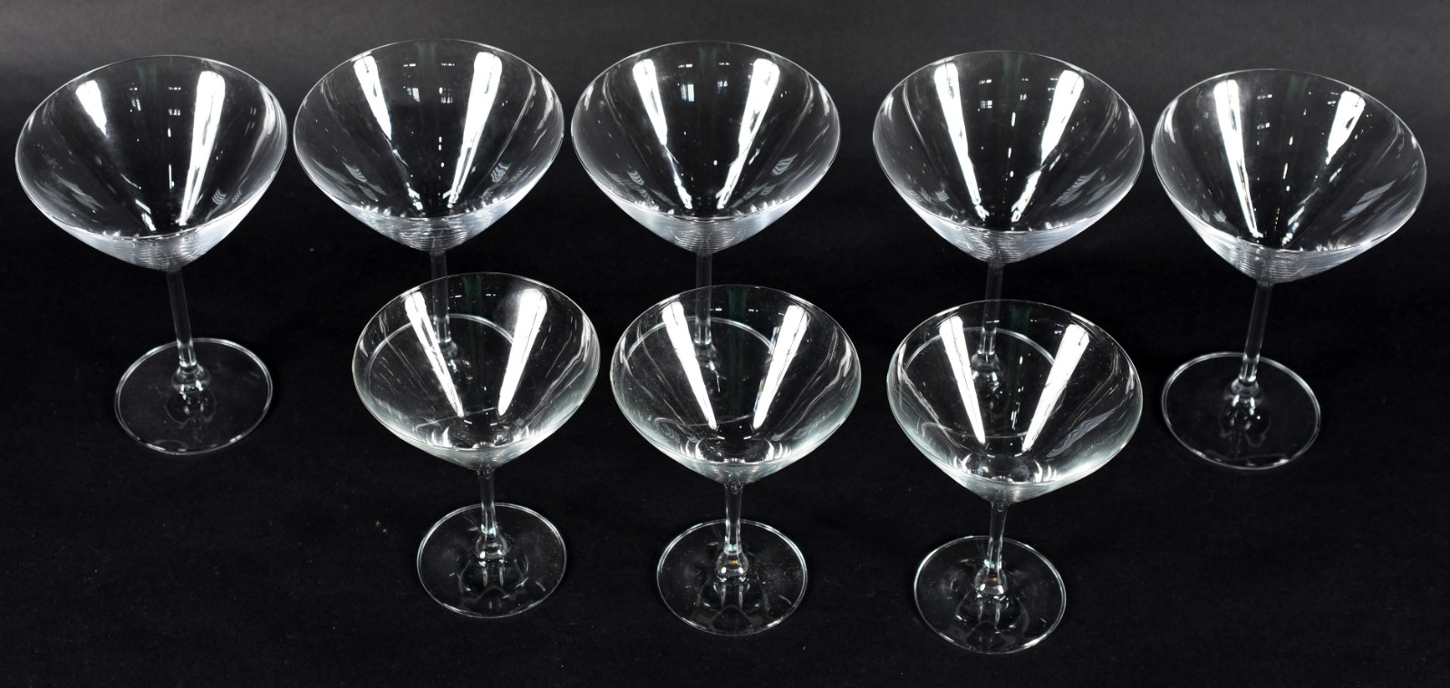 Oito taças de cristal para Dry Martini composto de 5 grandes e 3... - foto 2 de 3