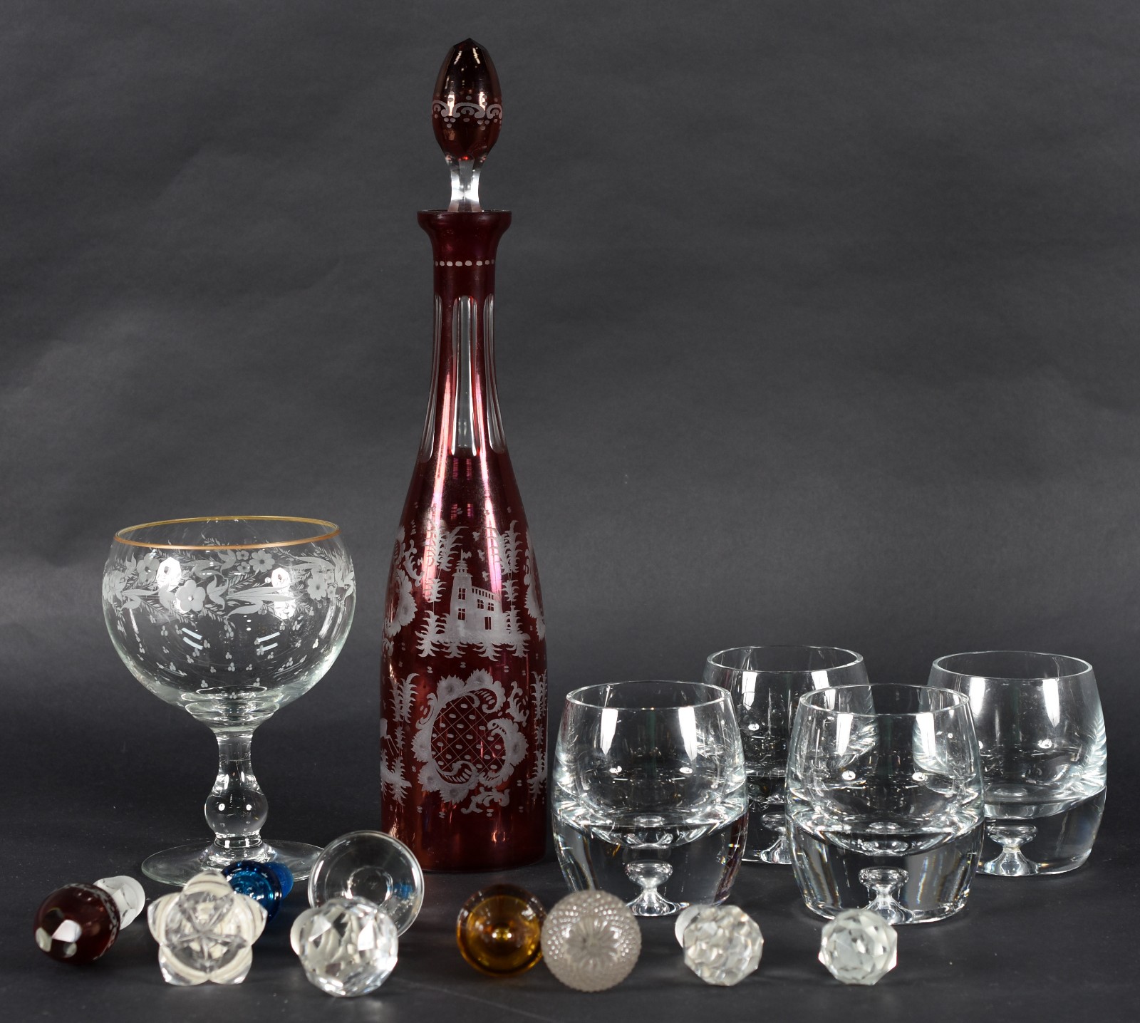 Diversas peças, sendo licoreira de cristal rubi lavrado, 4 copos para... - foto 1 de 4