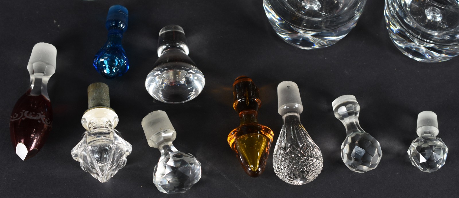 Diversas peças, sendo licoreira de cristal rubi lavrado, 4 copos para... - foto 3 de 4
