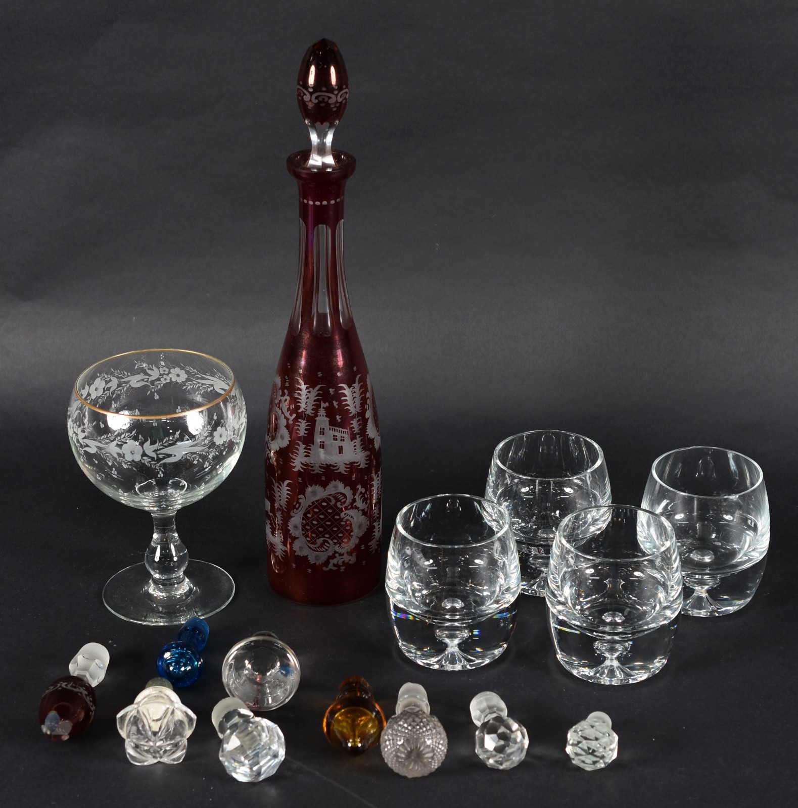 Diversas peças, sendo licoreira de cristal rubi lavrado, 4 copos para... - foto 2 de 4