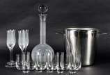 Diversas peças, sendo conjunto para licor GRAPP... - Diversas peças, sendo conjunto para licor GRAPPA composto de garrafa e 4 cálices de cristal WMF (com mofo); balde para gelo Wolff Inox ; 5 copos...