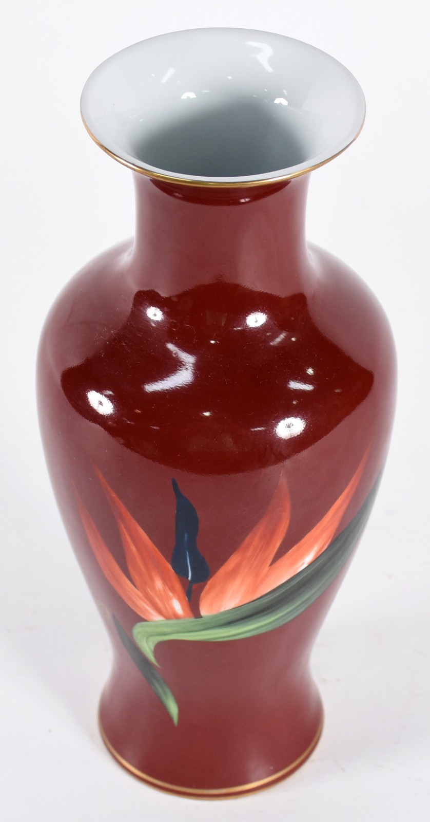 Vaso de porcelana oriental marrom decorado com flor em policromia. - foto 2 de 5