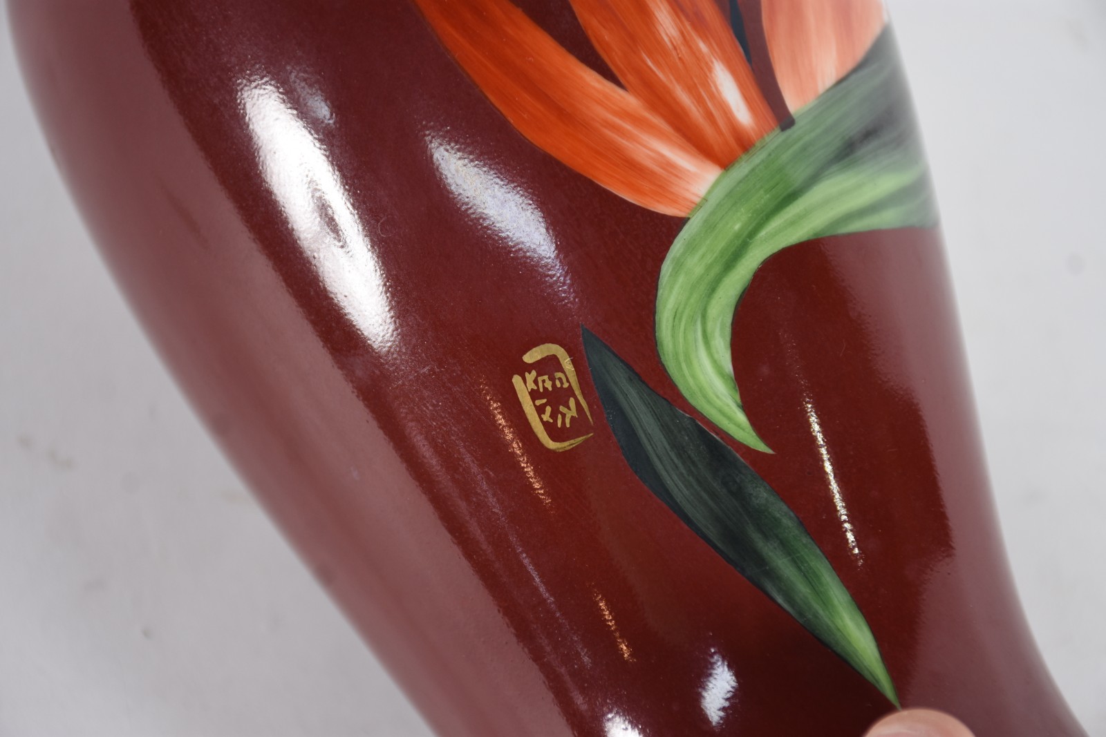 Vaso de porcelana oriental marrom decorado com flor em policromia. - foto 5 de 5