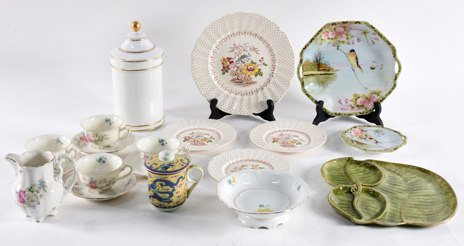 Diversas peças de porcelana, sendo: 4 xícaras com pires e leiteira... - foto 1 de 8