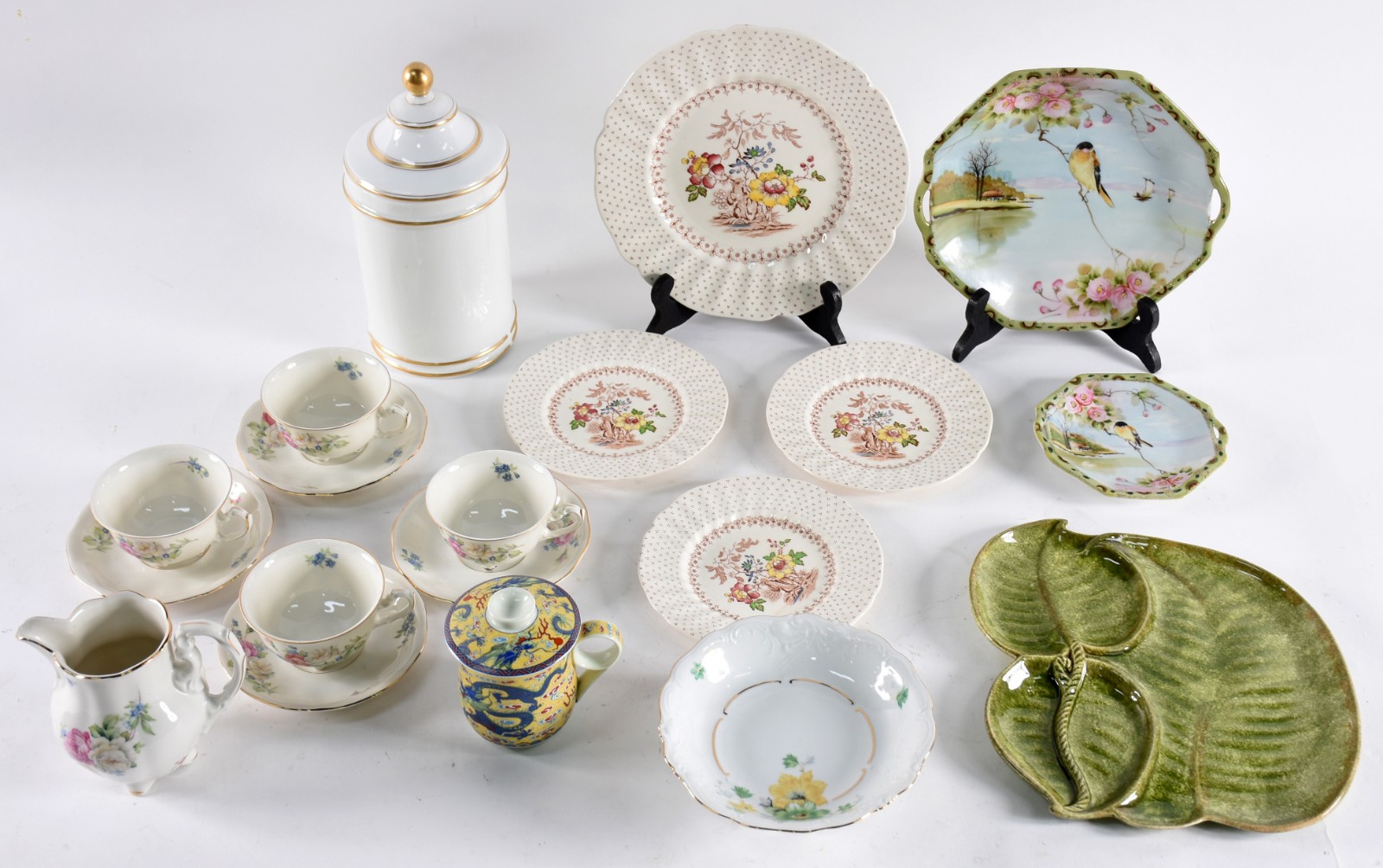 Diversas peças de porcelana, sendo: 4 xícaras com pires e leiteira... - foto 2 de 8