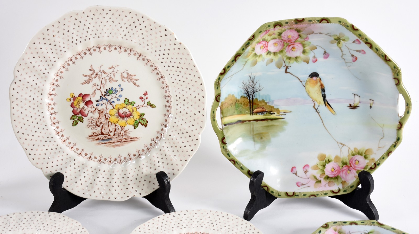 Diversas peças de porcelana, sendo: 4 xícaras com pires e leiteira... - foto 3 de 8