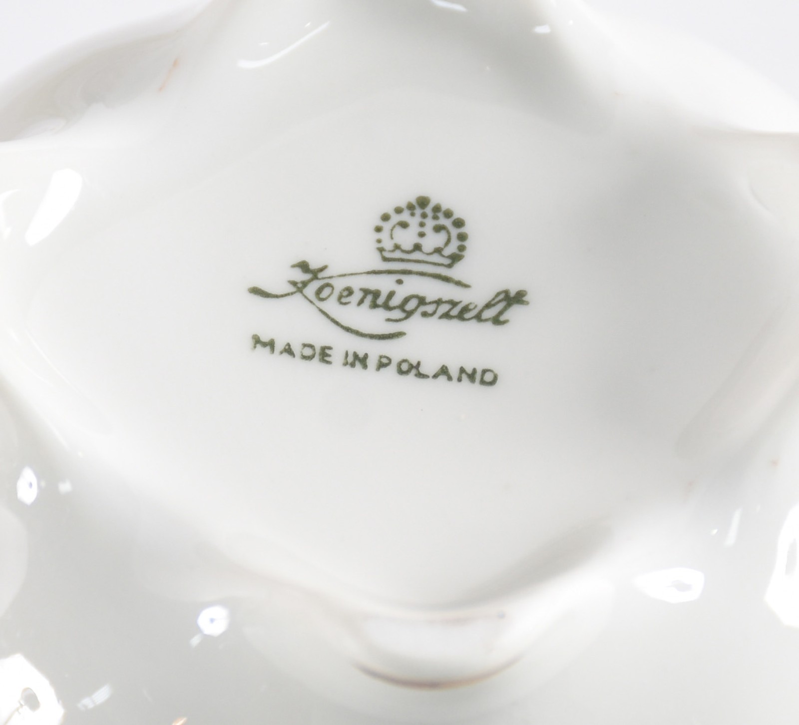 Diversas peças de porcelana, sendo: 4 xícaras com pires e leiteira... - foto 6 de 8