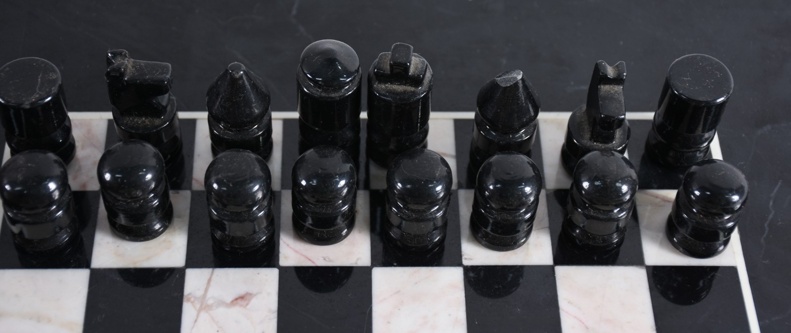 Tres peças para jogos, sendo: antigo estojo de madeira com fichas... - foto 2 de 7