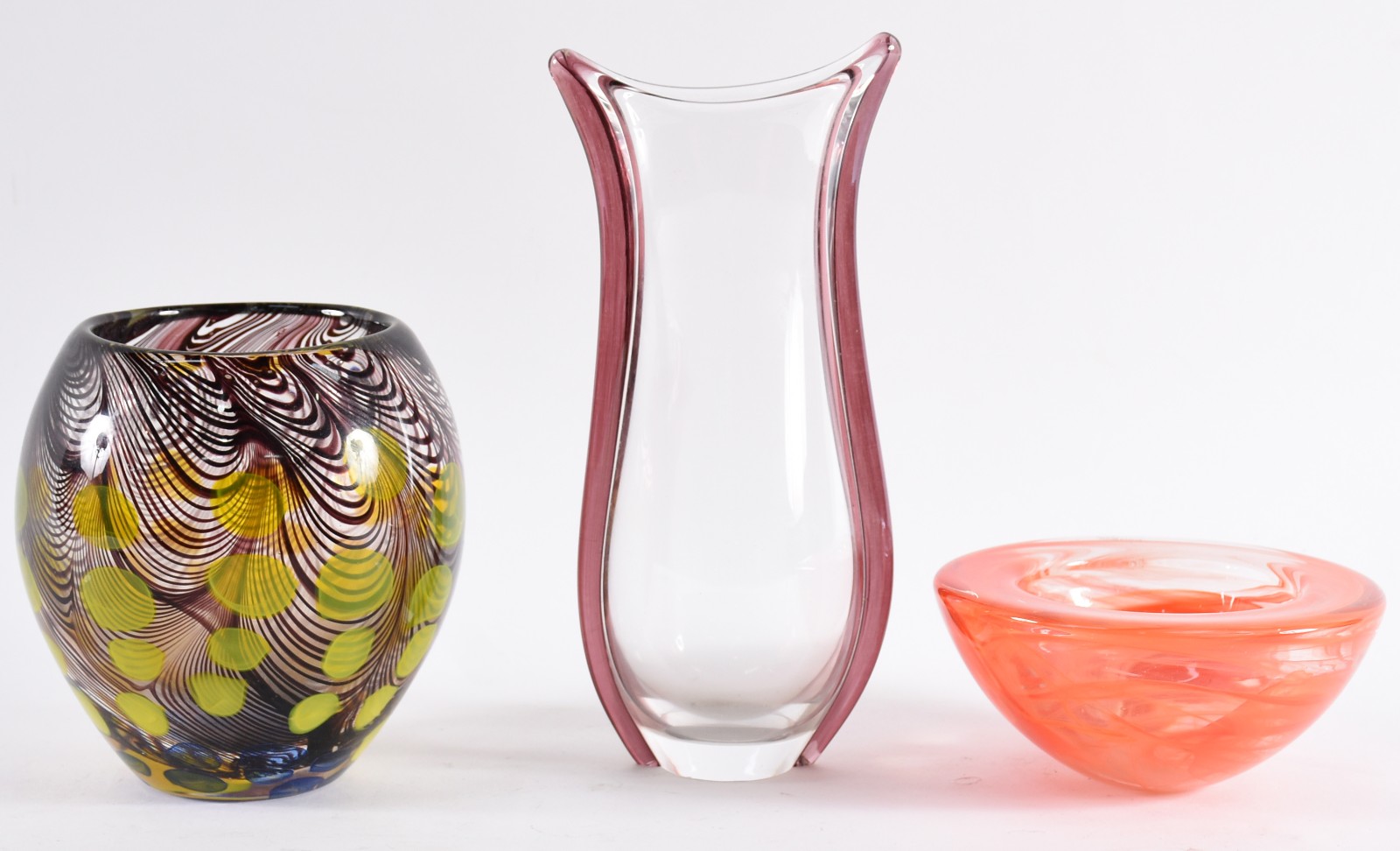 Três peças de vidro decorativo colorido, sendo bowl com linhas e... - foto 1 de 4