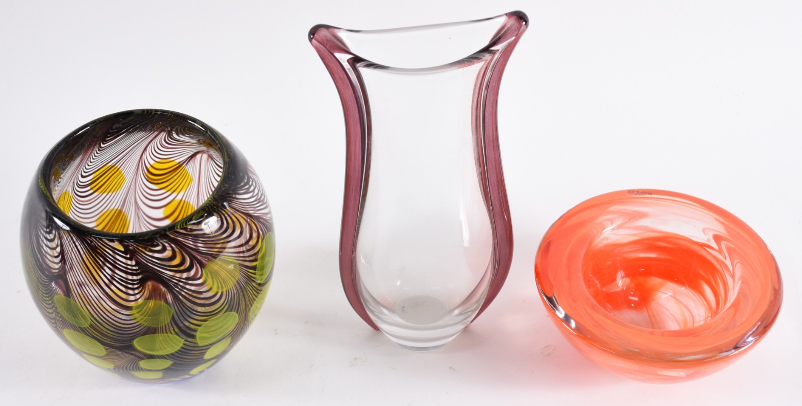 Três peças de vidro decorativo colorido, sendo bowl com linhas e... - foto 3 de 4