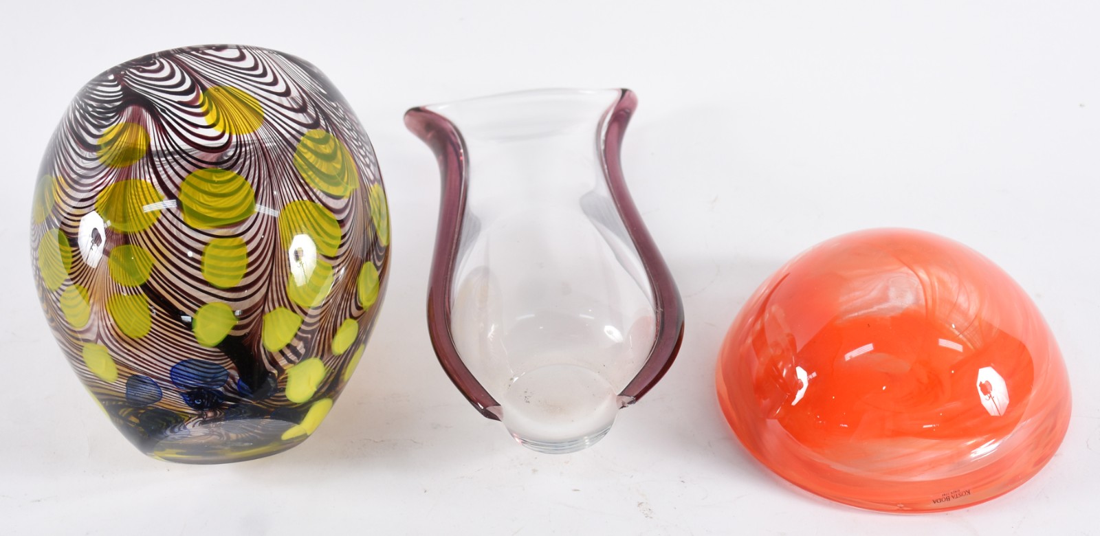 Três peças de vidro decorativo colorido, sendo bowl com linhas e... - foto 2 de 4
