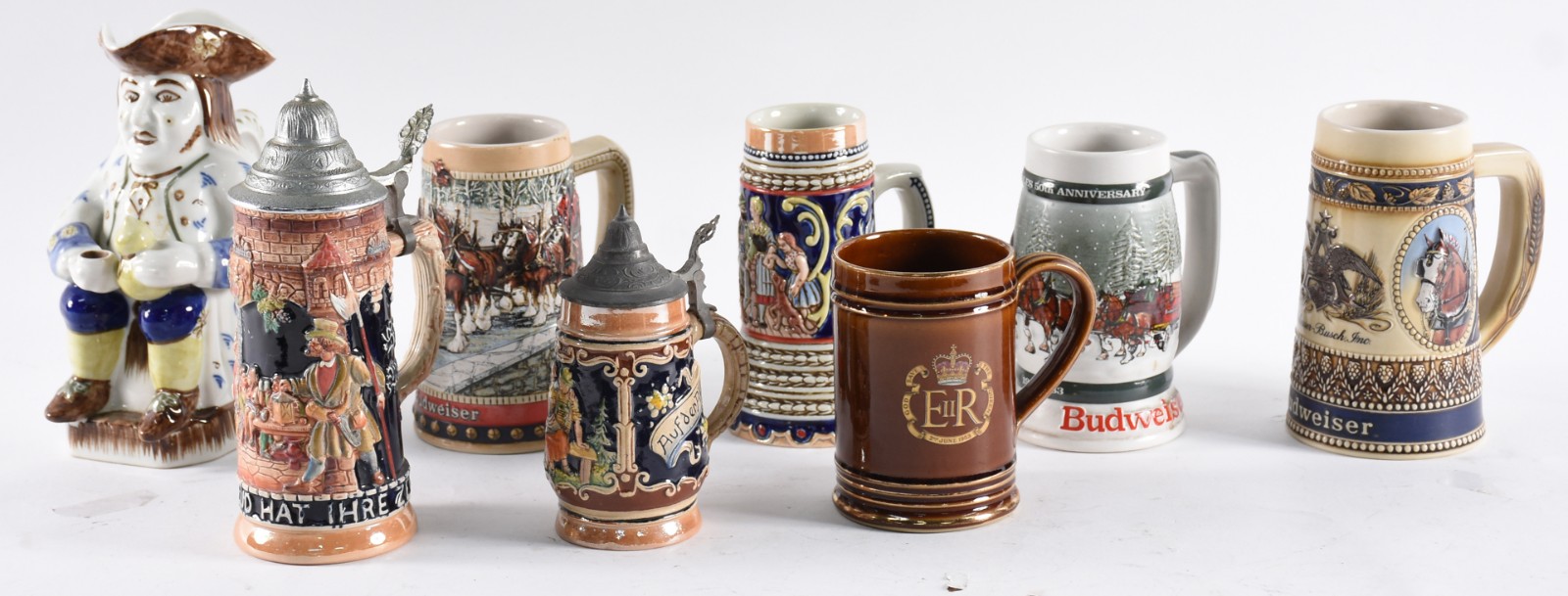 Oito canecas para cerveja de cerâmica policromada de diversas... - foto 1 de 5