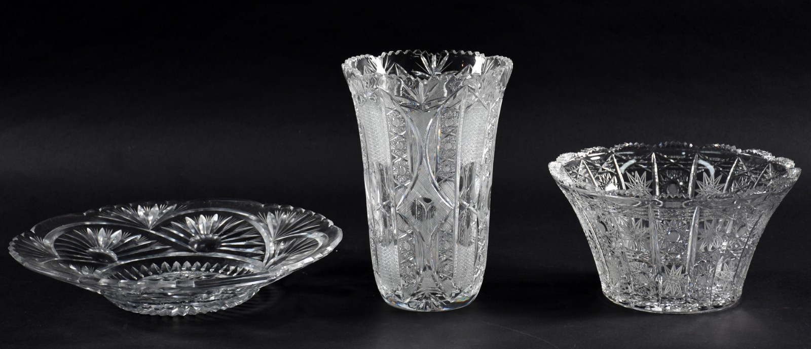 Três peças diversas de cristal lapidado, sendo vaso, bowl e prato. - foto 1 de 7