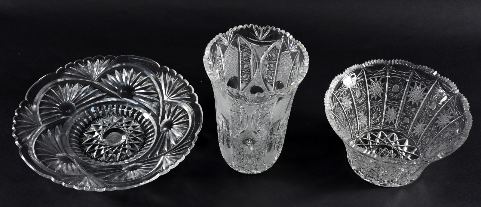 Três peças diversas de cristal lapidado, sendo vaso, bowl e prato. - foto 2 de 7