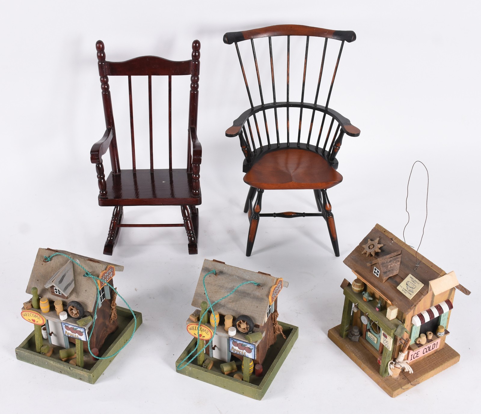 Cinco peças diversas em miniatura, sendo 2 cadeiras de madeira e 3... - foto 1 de 10