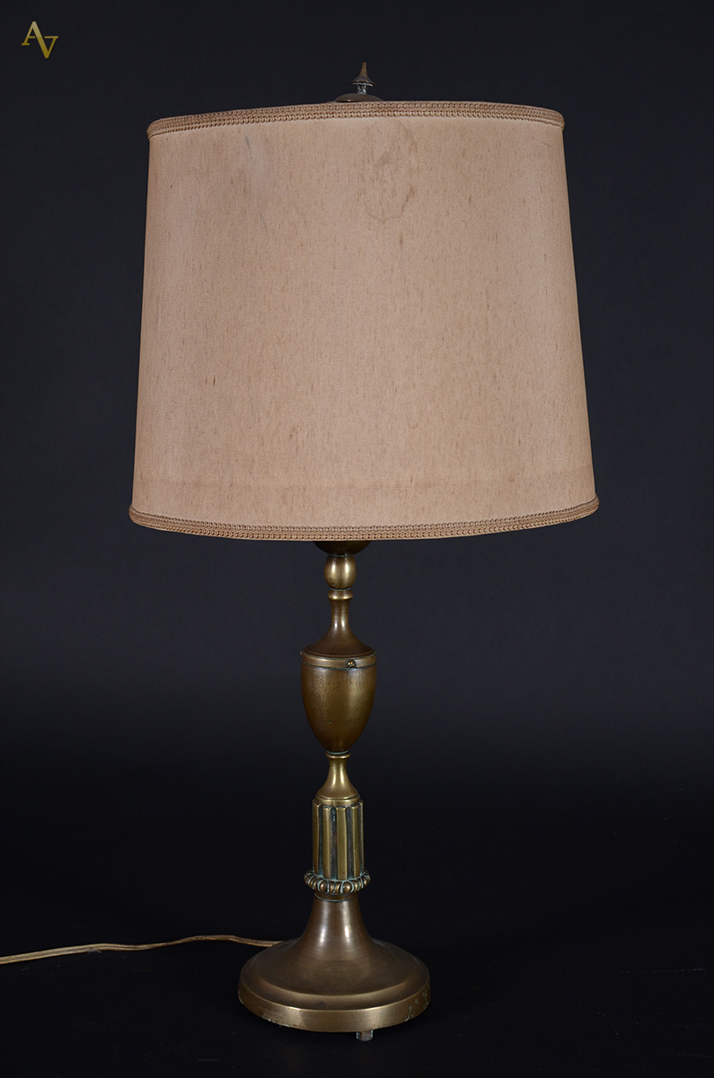 Abatjour de metal dourado com cúpula bege, altura total 77 cm.
