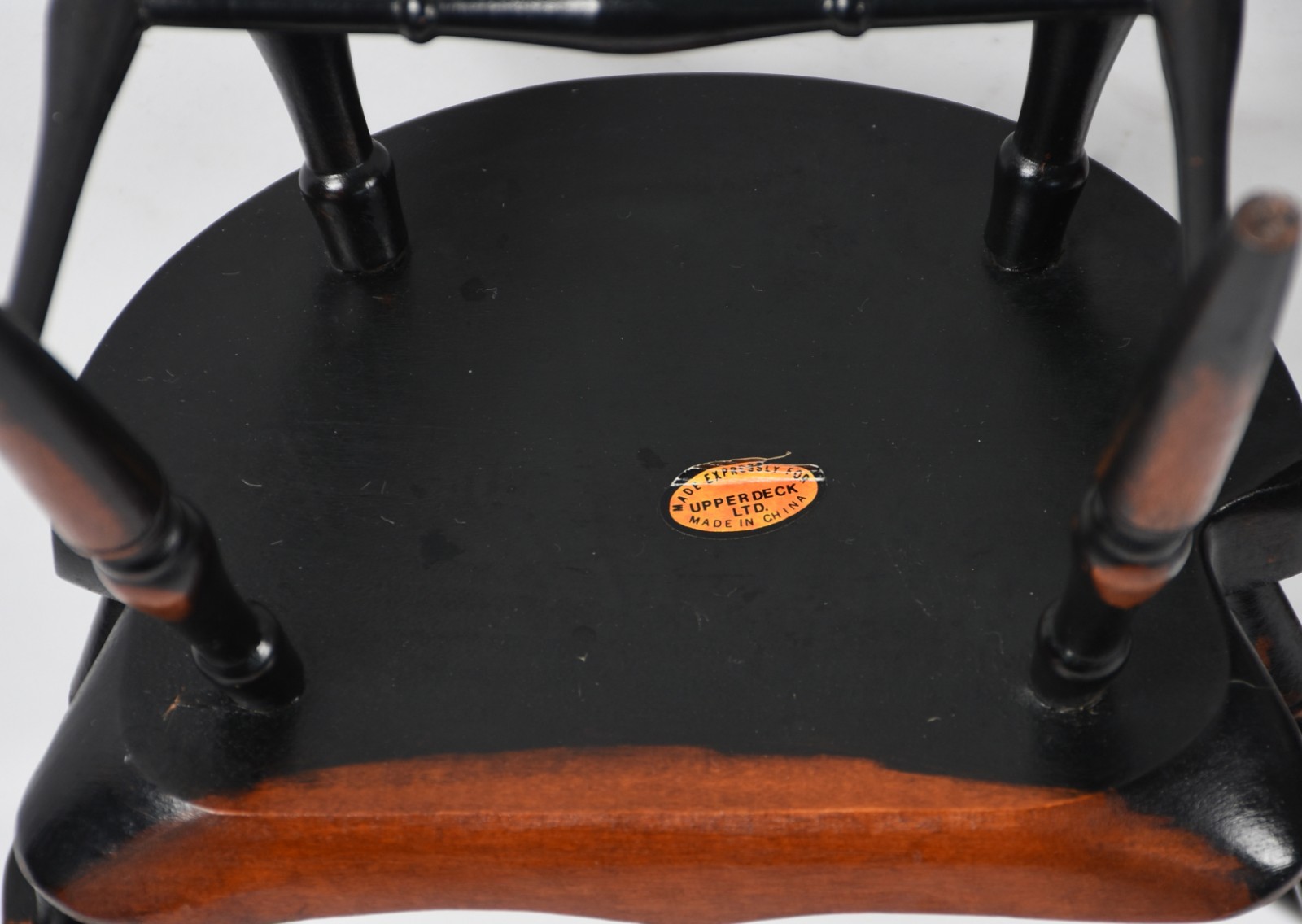 Cinco peças diversas em miniatura, sendo 2 cadeiras de madeira e 3... - foto 6 de 10