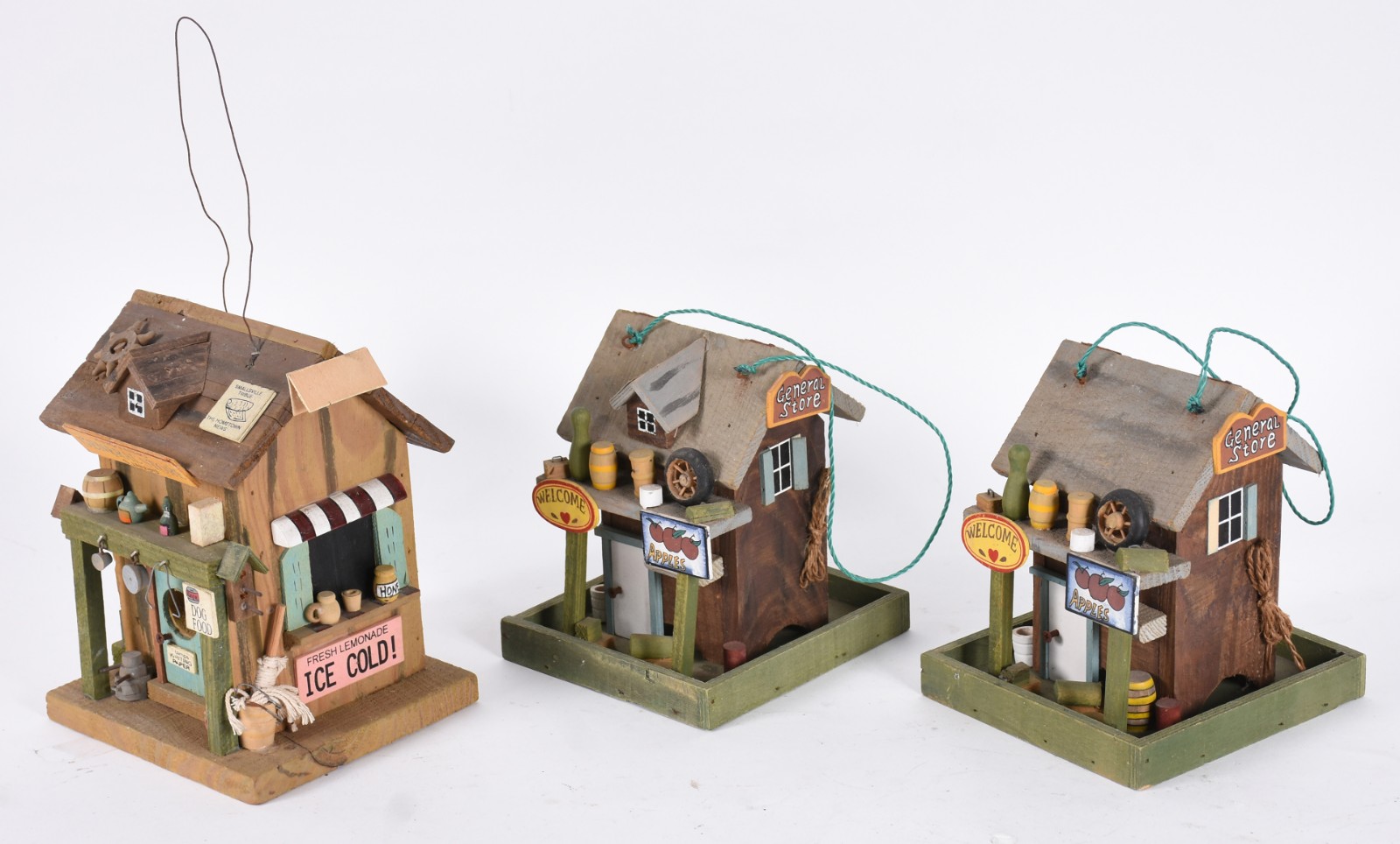 Cinco peças diversas em miniatura, sendo 2 cadeiras de madeira e 3... - foto 7 de 10