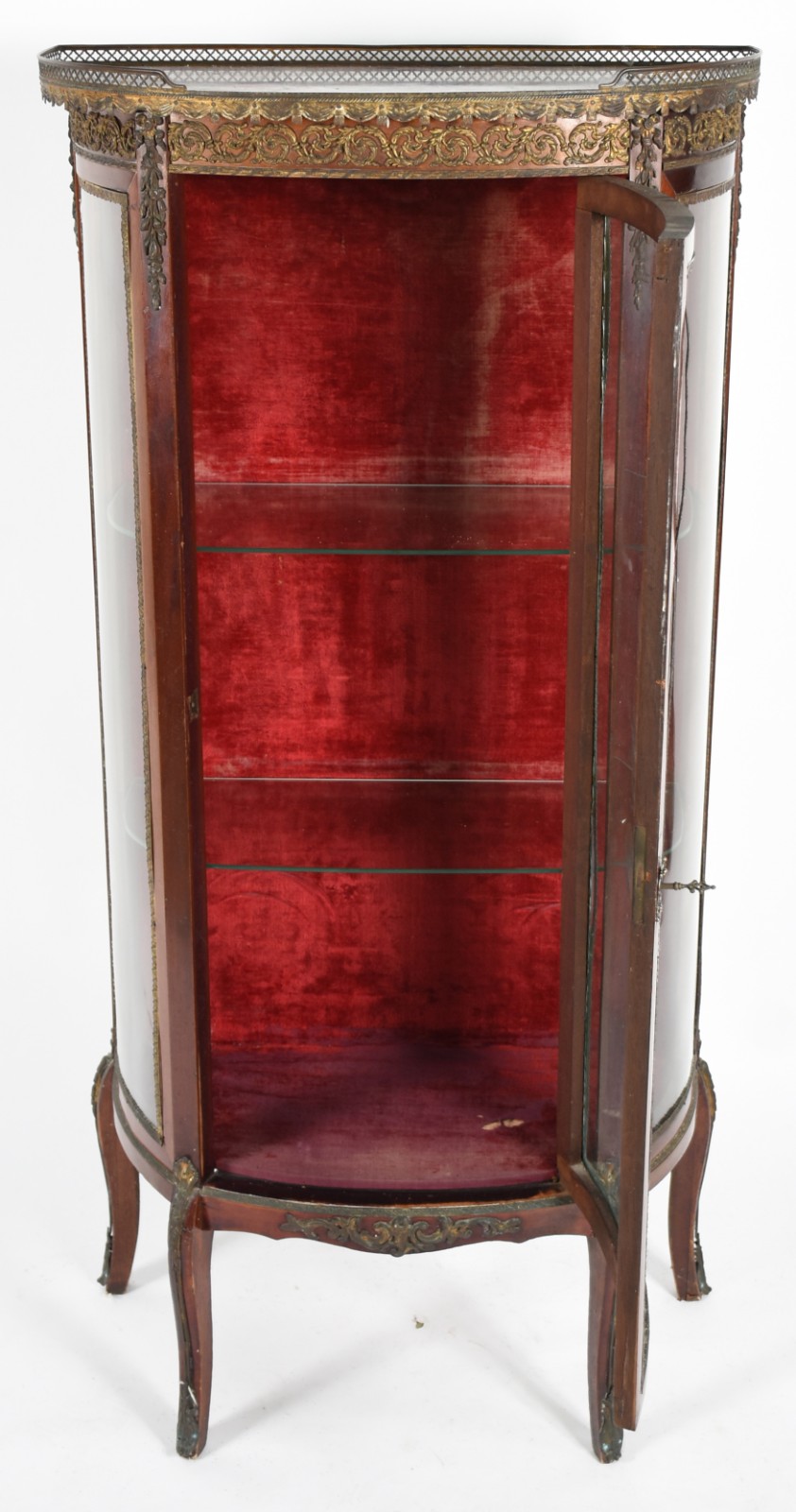Vitrine estilo frances feitio bombé, aplicações de metal dourado... - foto 2 de 4