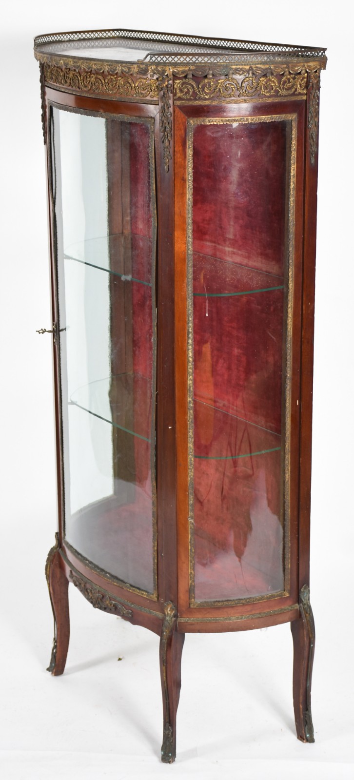 Vitrine estilo frances feitio bombé, aplicações de metal dourado... - foto 1 de 4