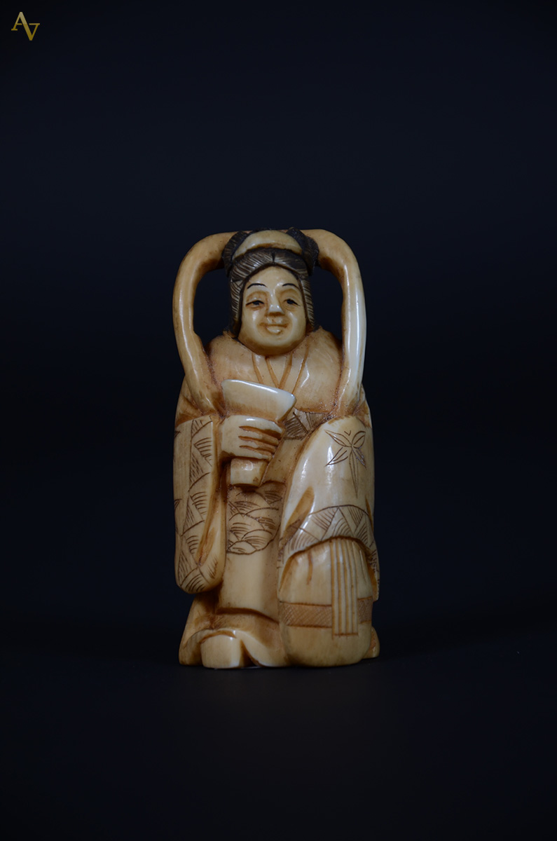 Okimono de marfim, altura 7 cm.