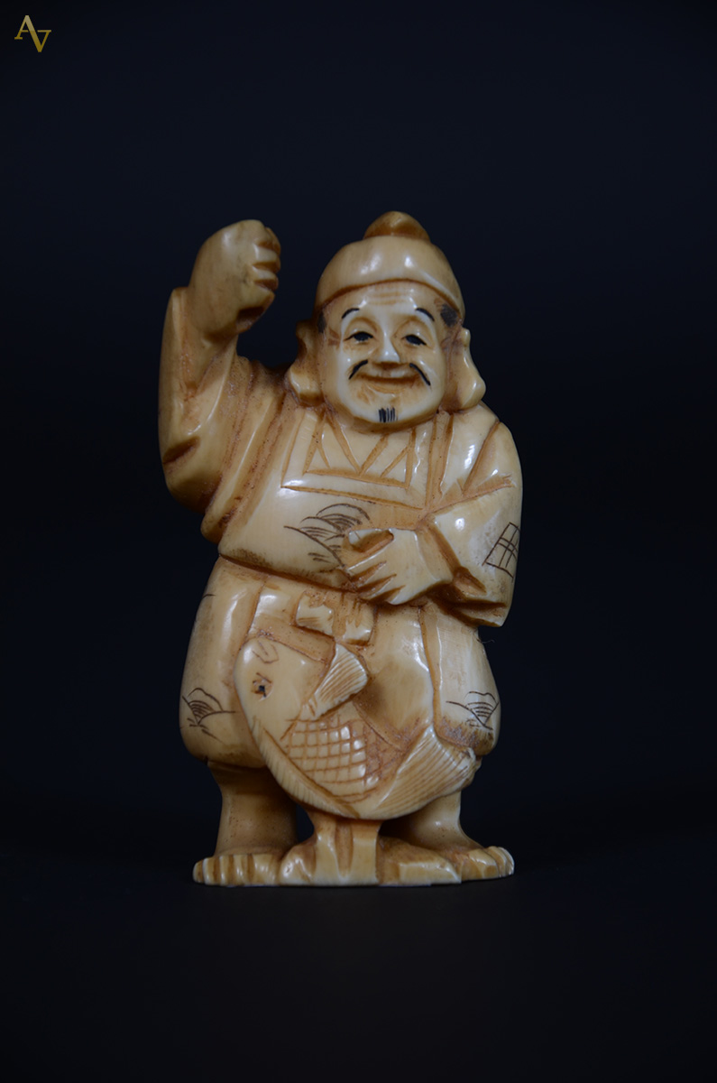 Okimono de marfim, altura 7 cm.
