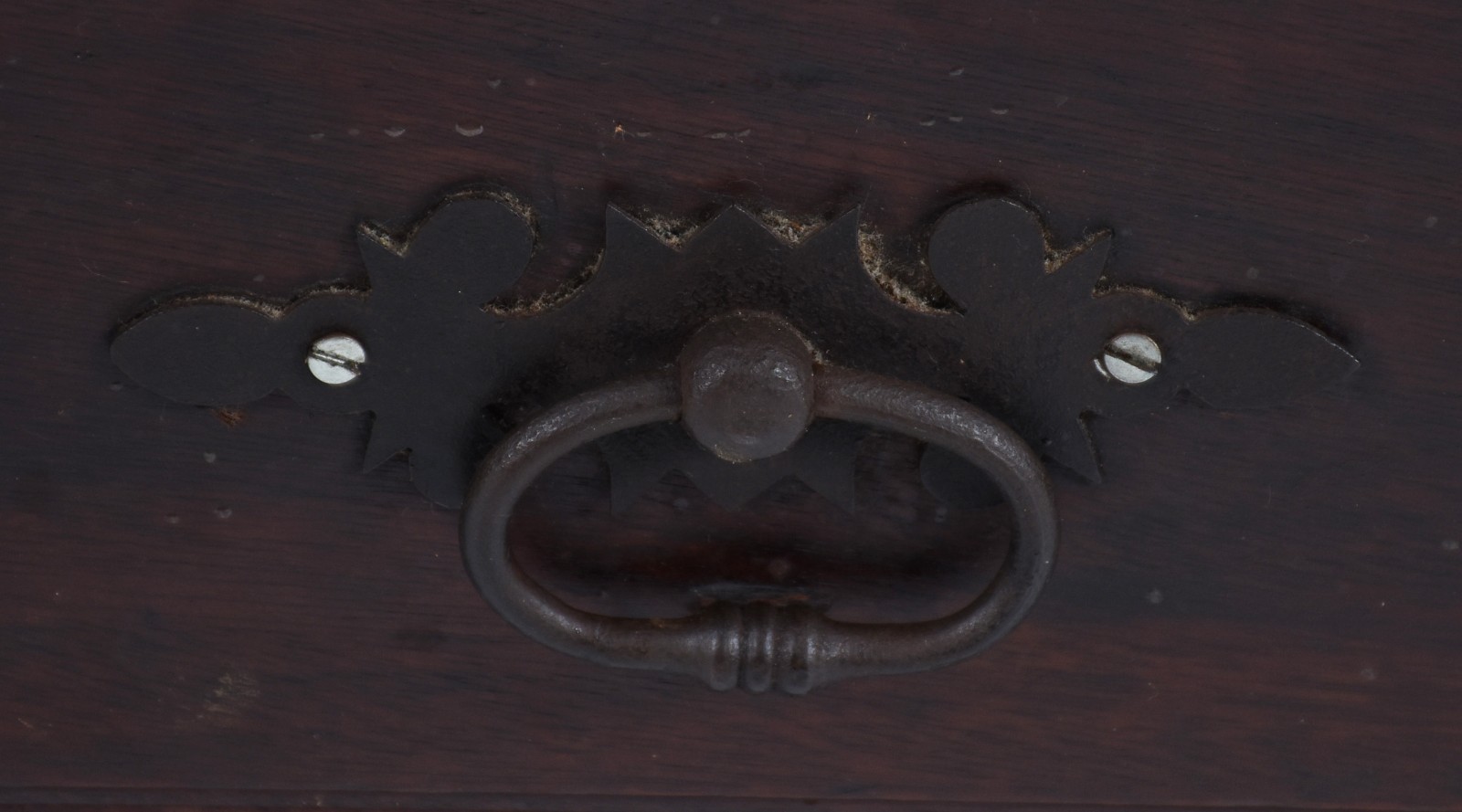 Comoda de madeira nobre com 3 gavetas, puxadores de metal, tendo a... - foto 3 de 7