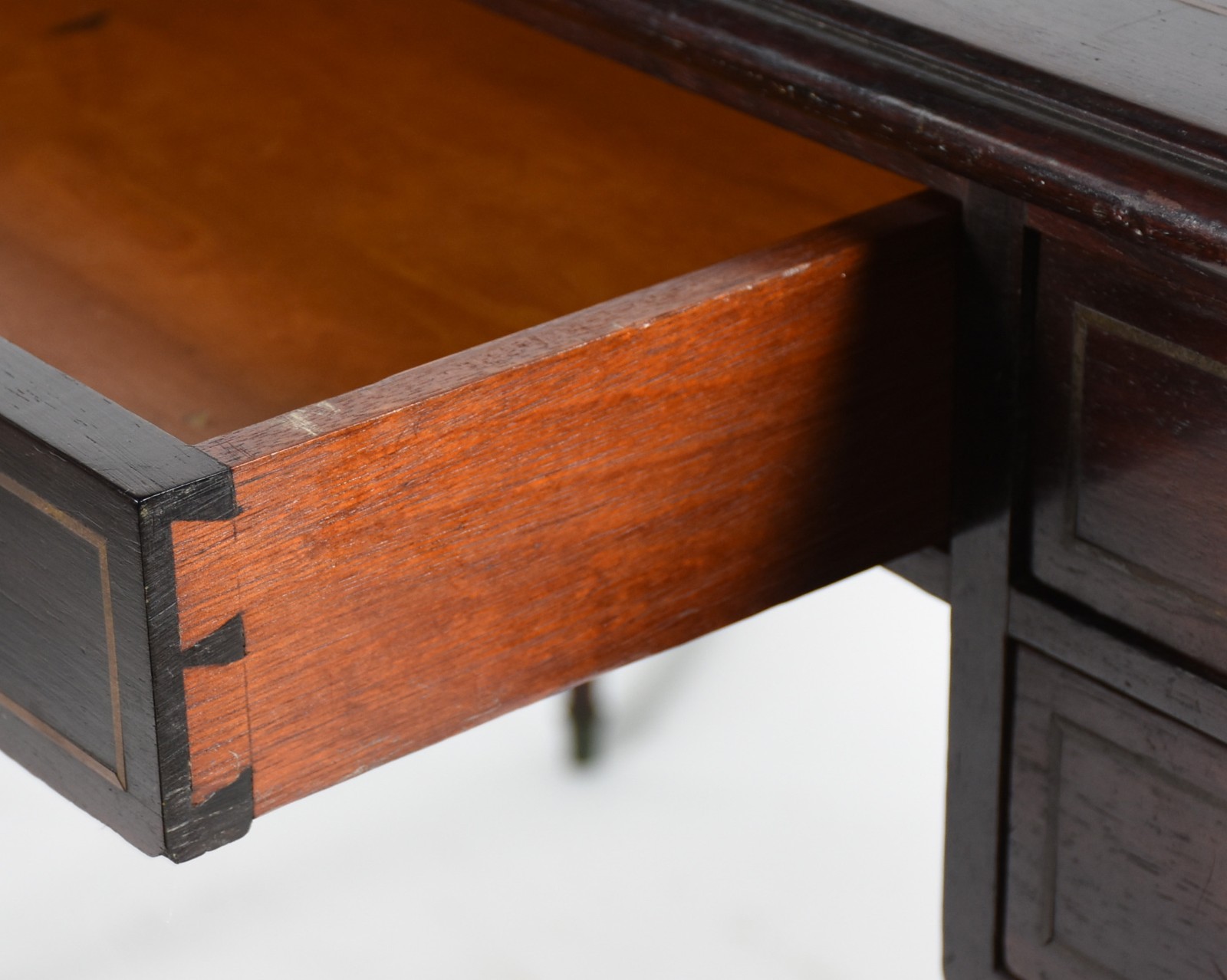 Mesa de escritório de jacarandá, cinco gavetas, puxadores de metal e... - foto 5 de 5
