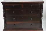 Comoda de madeira nobre com 2 gavetas e 3 gavet... - Comoda de madeira nobre com 2 gavetas e 3 gavetões, laterais arrematadas com colunas torneadas.