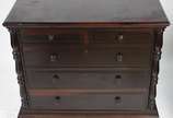 Comoda de madeira nobre com 2 gavetas e 3 gavet... - Comoda de madeira nobre com 2 gavetas e 3 gavetões, laterais arrematadas com colunas torneadas.