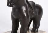 Botero (1932), Cavalo - Escultura de bronze com base de mármore representando cavalo, reprodução autorizada, assinada.
