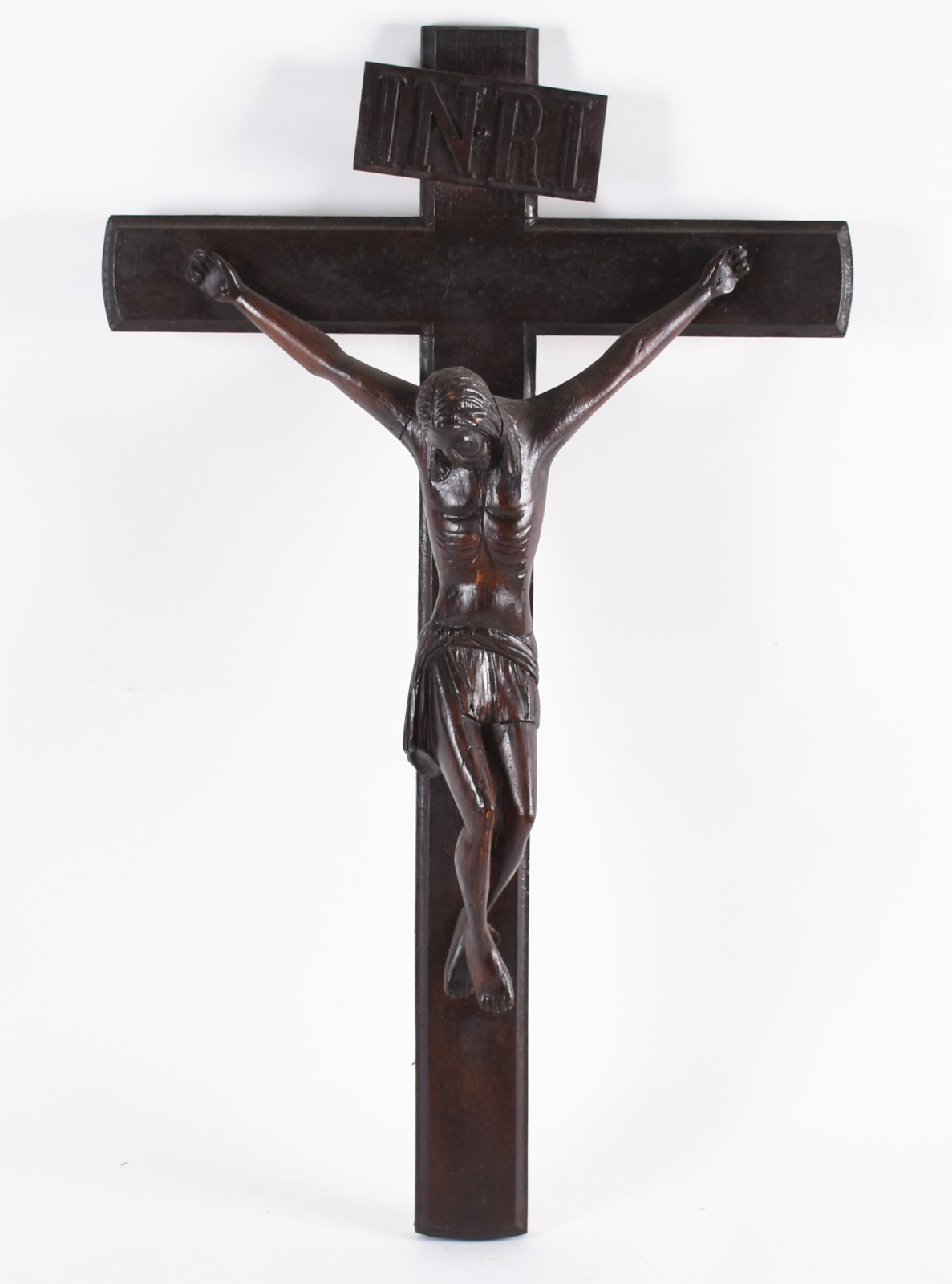 Crucifixo de madeira com figura de Cristo entalhada - foto 1 de 4