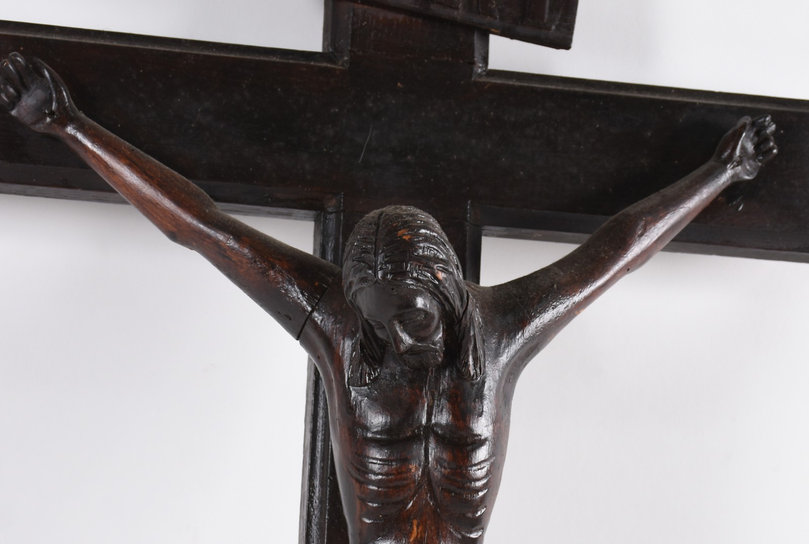 Crucifixo de madeira com figura de Cristo entalhada - foto 2 de 4
