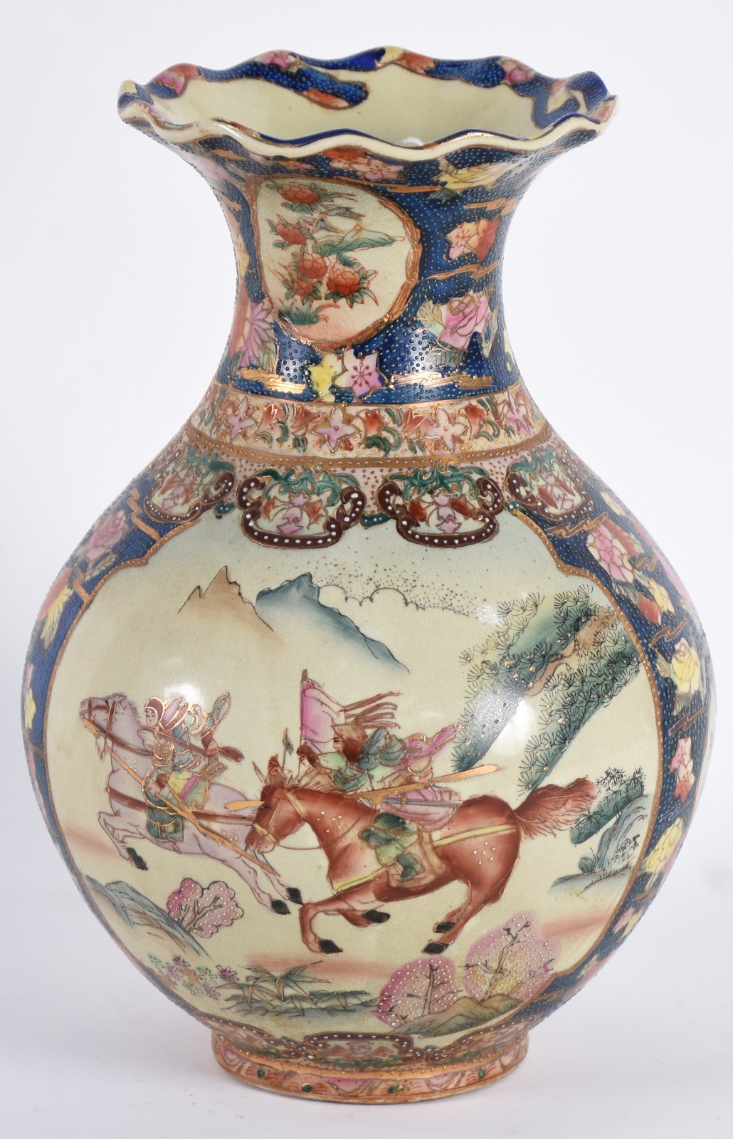 Vaso de porcelana oriental decorada ao gosto Satzuma. - foto 1 de 5