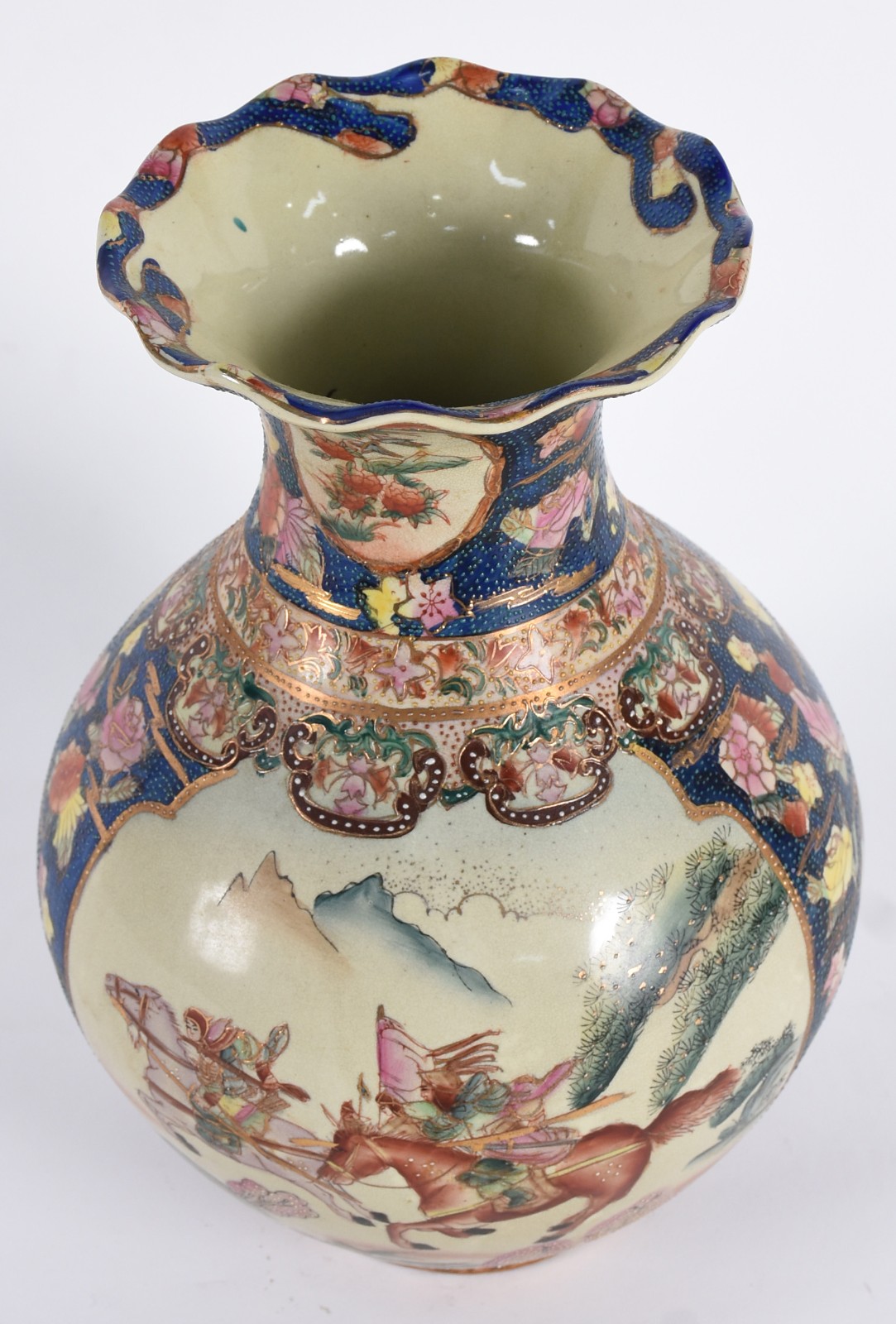 Vaso de porcelana oriental decorada ao gosto Satzuma. - foto 2 de 5
