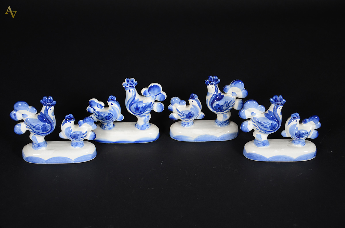 Quatro grupos com galos de cerâmica azul e branca russa, altura 12 cm.