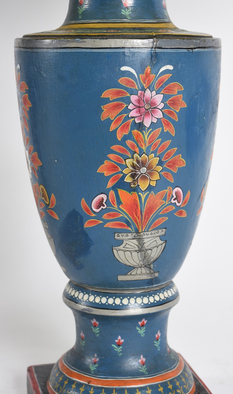 Dois abatjoures de madeira com pintura floral em policromia, cúpulas... - foto 4 de 6
