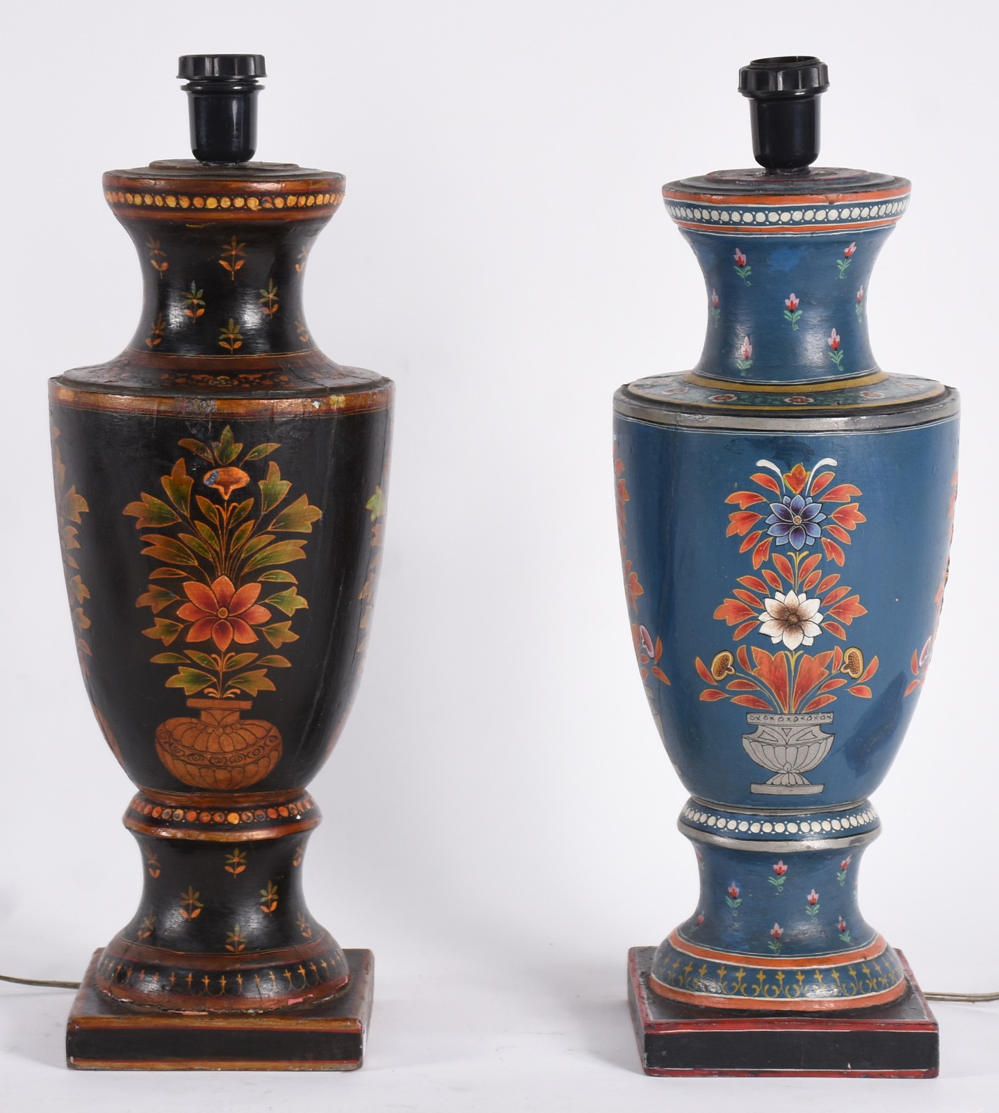 Dois abatjoures de madeira com pintura floral em policromia, cúpulas... - foto 2 de 6