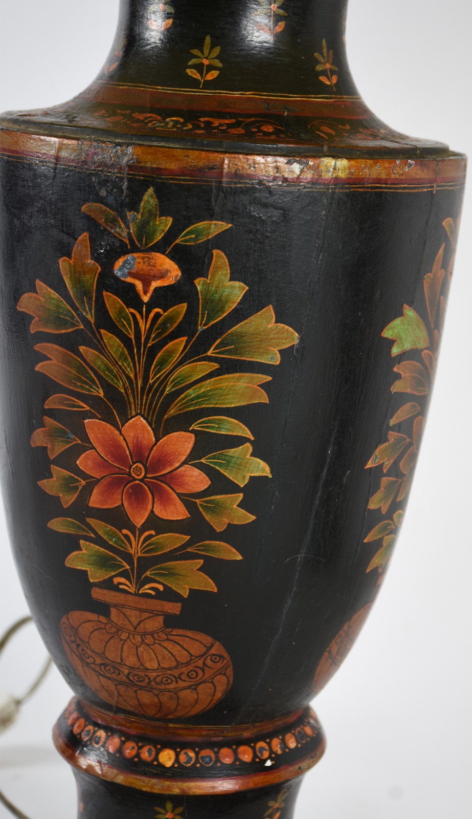 Dois abatjoures de madeira com pintura floral em policromia, cúpulas... - foto 6 de 6