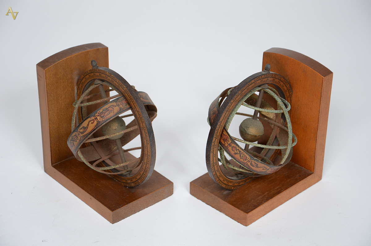 Par de serre livre (oxidados) com bases de madeira