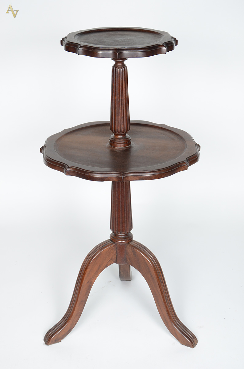Mesa com dois platôs de madeira nobre. Altura 86 cm.