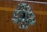 Comoda inglesa de carvalho com 3 gavetões e 2 g... - Comoda inglesa de carvalho com 3 gavetões e 2 gavetas menores, puxadores de metal dourado.