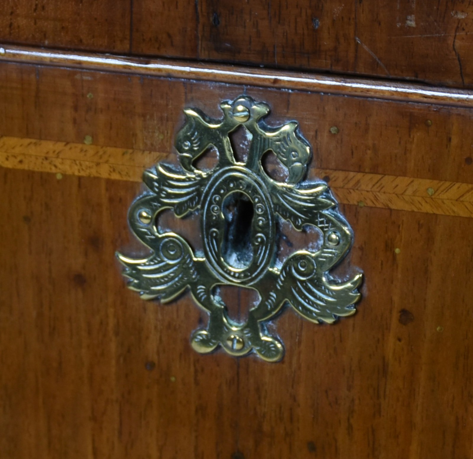 Comoda inglesa de carvalho com 3 gavetões e 2 gavetas menores... - foto 4 de 5