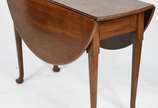 Mesa inglesa de abas em madeira nobre.  Medida ... - Mesa inglesa de abas em madeira nobre.  Medida fechada 1,06 x 0,39 cm