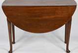 Mesa inglesa de abas em madeira nobre.  Medida ... - Mesa inglesa de abas em madeira nobre.  Medida fechada 1,06 x 0,39 cm