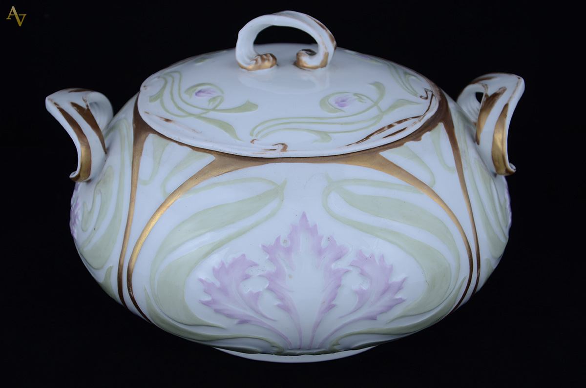Sopeira de porcelana policromada, Art Nouveau, altura 17 diâmetro 30...