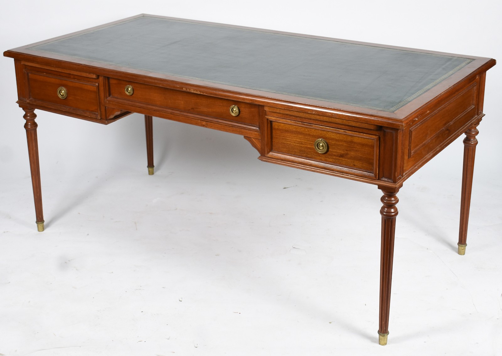 Mesa de escritório de madeira nobre, tres gavetas, duas pranchas... - foto 1 de 6